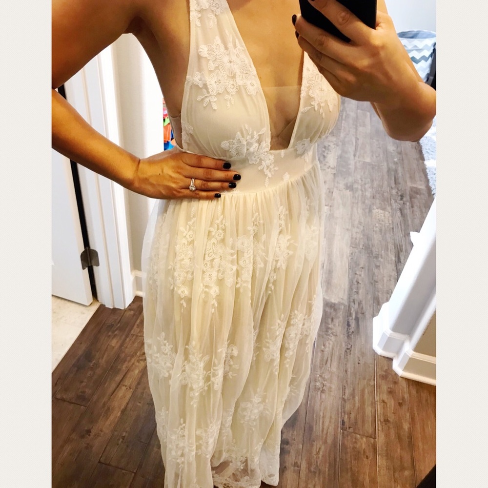 Last 1!! Beautiful nude lace deep v-neck gown - Picture 4 of 7